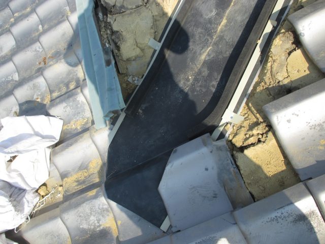 小野市でガルバリウム鋼板製谷板金の防水処理